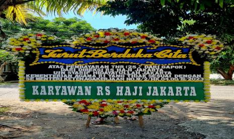 Karangan bunga sindiran dari para pekerja menuntut hak-haknya kepada Kemenag dan UIN Syarif Hidayatullah.