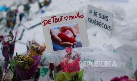 Kanada Jadikan 29 Januari Hari Kenang Serangan Masjid Quebec. Karangan bunga tanda berduka diletakkan di dekat TKP penembakan Masjid Pusat Kebudayaan Islam Quebec, Quebec City, Kanada.