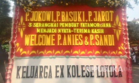 Karangan bunga ucapan selamat dan sukses untuk Anies - Sandi yang akan dilantik menjadi Gubernur DKI Jakarta yang baru tanggal 16 Oktober nanti di Balaikota, Jakarta Pusat (13/10). 