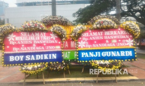 Karangan bunga ucapan selamat dan sukses untuk Anies - Sandi yang akan dilantik menjadi Gubernur DKI Jakarta yang baru tanggal 16 Oktober nanti di Balaikota, Jakarta Pusat (13/10). 