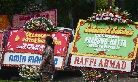  Karangan bunga ucapan untuk keberhasilan pasangan capres dan cawapres Prabowo-Hatta di rumah Kertanegara, Jakarta, Jumat (11/7).