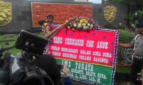 Karangan bunga untuk Basuki Tjahaja Purnama (Ahok) mulai berdatangan di Mako Brimob, Kelapa Dua, Depok, Rabu (10/5.