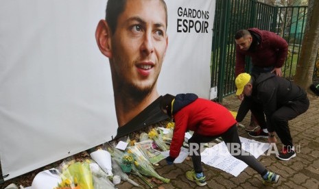 Karangan bunga untuk Emiliano Sala.