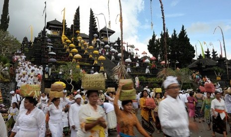 Sejumlah Umat Hindu membawa sesajen di halaman Pura 