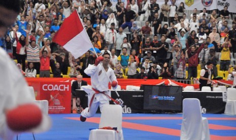 Karateka DKI Muhammad Fahmi Sanusi meraih medali emas.