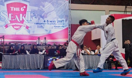 Karateka Indonesia Rifky Ardiansyah (kanan) melepaskan pukulan ke arah katateka Vietnam Nguyen Quoc Nghia (kiri) pada pertandingan karate kelas Kumite 60 Kg U-21 Putra Kejuaraan Karate International 6th South East Asia Karate Federation (SEAKF) di Semarang, Jawa Tengah, Kamis (4/5).