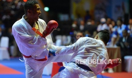 Karateka Jakarta Caesar George Isac (Biru) saat bertanding melawan Karateka Jawa Timur Umar Syarief pada final Kumite Individual Putra +84 Kg Senior PON XIX Jabar di Sabuga ITB, Minggu (18/9). (Republika/ Prayogi)