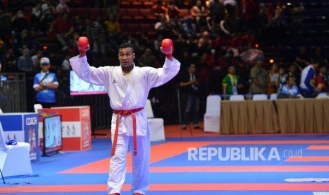 Karateka Jawa Timur Umar Syarief meluapkan kegembiraannya usai mengalahkan Karateka Jakarta Caesar George Isac pada pertandingan final Kumite Individual Putra +84 Kg Senior PON XIX Jabar di Sabuga ITB, Minggu (18/9).  (Republika/ Prayogi)