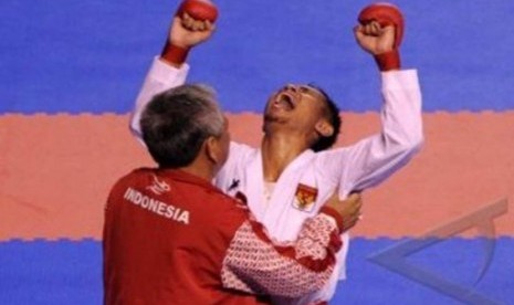 Karateka putra Indonesia, Donny Dharmawan, berteriak histeris seusai memenangkan laga final Kumite -60kg di Tennis Indoor Senayan, Jakarta, Minggu (13/11).