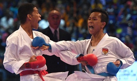 Karateka putra Indonesia Iwan Bidu Sirait (kanan) beradu melawan karateka putra Filipina John Paul Bejar dalam perebutan medali emas karate nomor kumite -55 Kg putra SEA Games XXIX Kuala Lumpur di KLCC, Kuala Lumpur, Malaysia, Rabu (23/8).