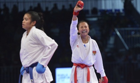 Karateka putri Indonesia Srunita Sari Sukatendel (kanan) meluapkan kegembiraan seusai mengalahkan karateka putri Thailand Paweena Raksachart pada final Karate nomor kumite bawah 50 kg di KLCC, Kuala Lumpur Malaysia, Selasa (22/8). 