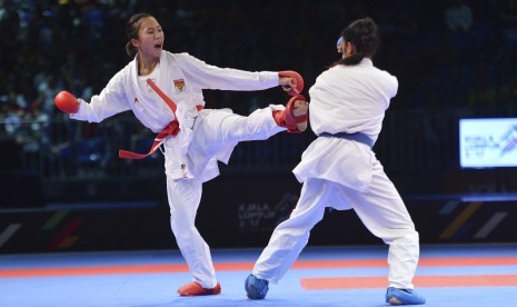 Karateka putri Indonesia Srunita Sari Sukatendel (kiri)