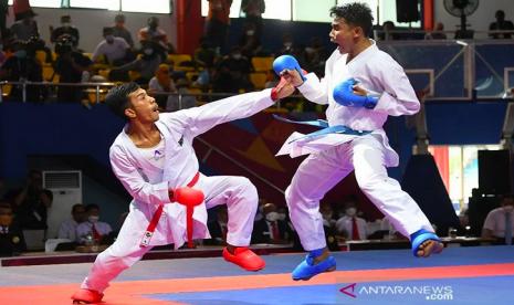 Karateka Sumatra Barat Milioner (kiri) mencoba bertahan dari gempuran karateka Bali I Kadek Krisna Dwi dalam final karate kumite putra -60 kg PON Papua di Jayapura, Papua, Rabu (13/10/2021). I Kadek berhasil memastikan medali emas setelah menang 4-1