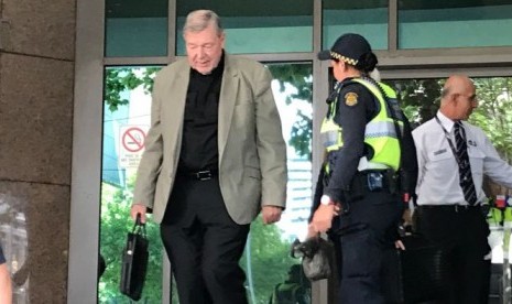 Kardinal George Pell saat meninggalkan gedung pengadilan Melbourne Magistrates' Court.