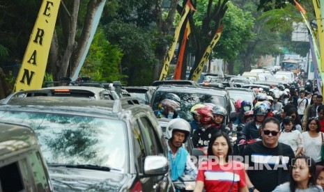 karena macet, pengunjung harus berjalan kaki cukup jauh menuju tempat wisata De Ranch Lembang, Kabupaten Bandung Barat, Kamis (7/7). (Republika/Edi Yusuf)