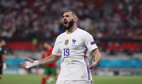  Karim Benzema dari Prancis merayakan keunggulan 2-1 dalam pertandingan sepak bola babak penyisihan grup F UEFA EURO 2020 antara Portugal dan Prancis di Budapest, Hongaria, 23 Juni 2021.