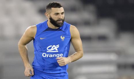  Karim Benzema dari Prancis berlari selama sesi latihan di stadion Jassim Bin Hamad di Doha, Qatar, Sabtu, 19 November 2022. Prancis akan memainkan pertandingan pertama mereka di Piala Dunia melawan Australia pada 22 November. 