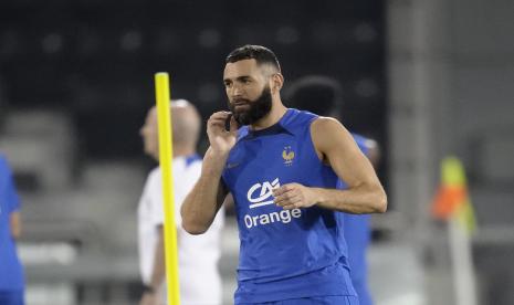  Karim Benzema dari Prancis berlari selama sesi latihan di stadion Jassim Bin Hamad di Doha, Qatar, Sabtu, 19 November 2022. Prancis akan memainkan pertandingan pertama mereka di Piala Dunia melawan Australia pada 22 November.