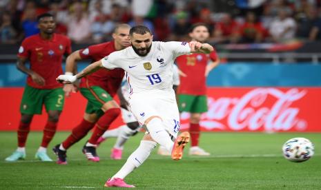 Karim Benzema dari Prancis mencetak gol penyeimbang dari titik penalti pada pertandingan sepak bola babak penyisihan grup F UEFA EURO 2020 antara Portugal dan Prancis di Budapest, Hongaria, 23 Juni 2021.