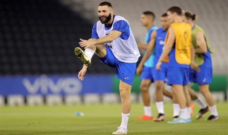  Karim Benzema dari Prancis menghadiri sesi latihan timnya di Doha, Qatar, 17 November 2022. Piala Dunia FIFA 2022 akan berlangsung dari 20 November hingga 18 Desember 2022 di Qatar. 