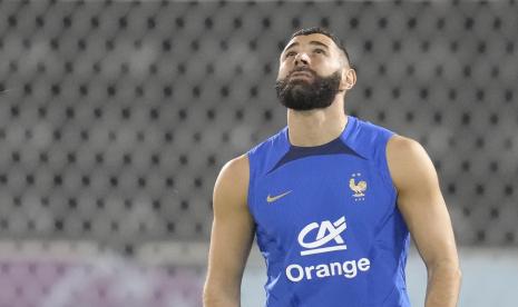  Karim Benzema dari timnas Prancis menonton bola saat sesi latihan di Stadion Jassim Bin Hamad di Doha, Qatar, Sabtu, 19 November 2022. Prancis akan memainkan pertandingan pertama di Piala Dunia melawan Australia pada 22 November 2022, namun Benzema terpaksa absen dari turnamen karena dibekap cedera. 