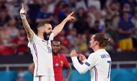 Karim Benzema dari Prancis merayakan skor 2-1 dengan Antoine Griezmann (kanan) selama pertandingan sepak bola babak penyisihan grup F UEFA EURO 2020 antara Portugal dan Prancis di Budapest, Hungaria, Kamis (24/6).. 