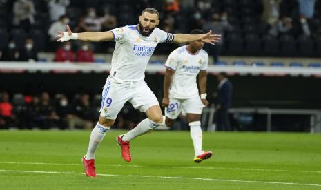 Karim Benzema dari Real Madrid merayakan setelah mencetak gol pertama timnya selama pertandingan sepak bola La Liga Spanyol antara Real Madrid dan Mallorca di stadion Bernabeu di Madrid, Spanyol, Rabu, 22 September 2021.