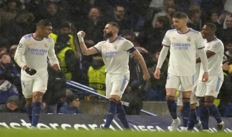 Karim Benzema dari Real Madrid (dua, kiri) merayakan setelah mencetak gol kedua timnya pada pertandingan sepak bola perempat final leg pertama Liga Champions antara Chelsea dan Real Madrid di Stadion Stamford Bridge di London, Rabu, 6 April 2022.