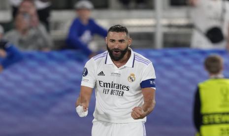  Karim Benzema dari Real Madrid. Benzema dinobatkan sebagai pesepak bola terbaik pada 2022 versi majalah France Football dalam sebuah seremoni yang digelar di Theather du Chatelet, Paris, Prancis, Senin (17/10/2022) waktu setempat. 