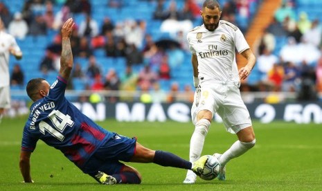 Karim Benzema (kanan) dijaga pemain Levante.