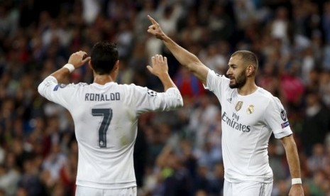 Karim Benzema (kanan) merayakan gol bersama Cristiano Ronaldo