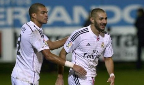 Karim Benzema (kanan) merayakan golnya ke gawang Eibar bersama Pepe, Ahad (23/11) dini hari WIB.