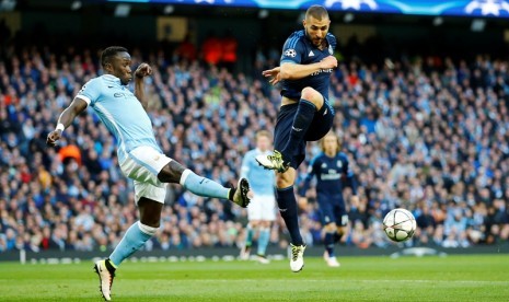 Karim Benzema (kanan) saat melawan Manchester City pada leg pertama semifinal Liga Champions.