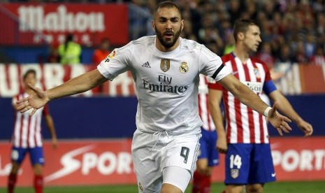 Karim Benzema melakukan selebrasi setelah mencetak gol ke gawang Atletico Madrid pada laga La Liga Spanyol, Senin (5/10) dini hari WIB