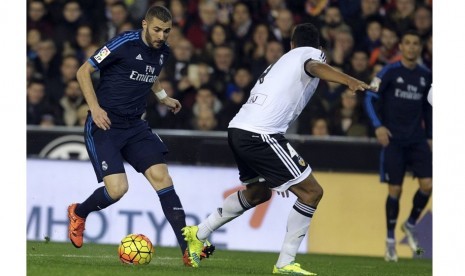 Karim Benzema membawa bola.