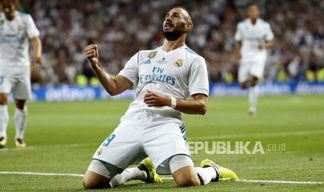 Karim Benzema merayakan gol kedua bagi Madrid pada pertandingan leg ke-2 Piala Super Spanyol antara Real Madrid vs Barcelona FC di Stadion Santiago Bernabeu, Madrid, Spanyol, Kamis (17/8) pagi.