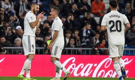 Karim Benzema merayakan golnya.