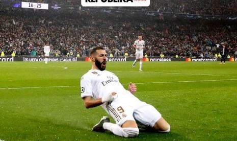 Karim Benzema mencetak dua gol ke gawang Valencia.