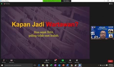 Karir sebagai wartawan bisa dirintis sejak kuliah, bahkan saat SMA.