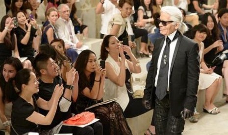 Karlf Lagerfeld muncul dan berjalan di atas catwalk usai seluruh model keluar memeragakan koleksinya di Singapura.