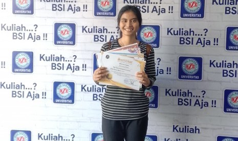 Karmila Junianti, mahasiswi UBSI Pontianak dengan segudang prestasi di bidang sastra, khususnya puisi.