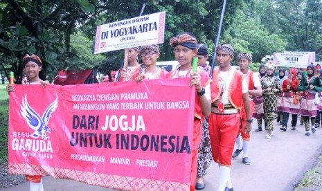 Karnaval budaya anggota pramuka penggalan memeringati Hari Sumpah Pemuda di Bumi Perkemahan Cibubur, Jakarta Timur, Sabtu (28/10)