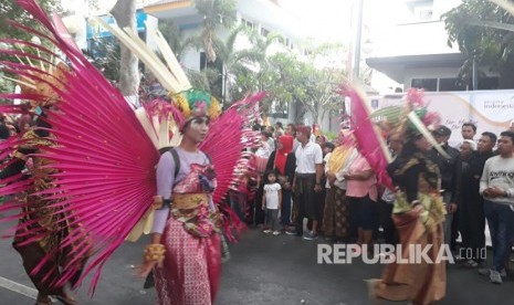 Karnaval Bulan Pesona Lombok Sumbawa di sepanjang Jalan Pejanggik, Kota Mataram, NTB, pada Jumat (17/8) berlangsung meriah.