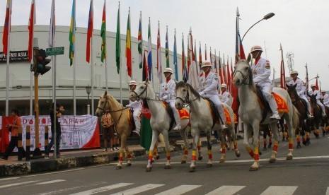   Karnaval dari pasukan kavaleri berkuda TNI melintasi gedung Merdeka di jalan Braga, Bandung, Kamis (18/4).  (Republika/Arief Maulana Hasan)