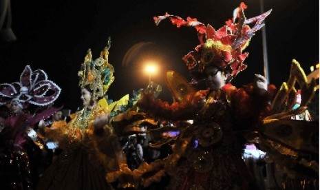 KARNAVAL MALAM SEMARANG. Sejumlah peserta mengenakan beragam kostum kreasi saat mengikuti pagelaran 