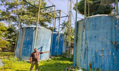 Karno, Sekretaris Desa Kalisari tengah menunjukkan IPAL Biolita (Biogas Limbah Tahu) di Desa Kalisari, Kec. Cilongok, Kab. Banyumas. 