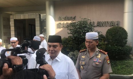 Karo Penmas Divisi Humas Mabes Polri, M Iqbal (kedua dari kanan) dan Kapolres Jakarta Selatan, Mardiaz Kusin Dwihanato saat melakukan kunjungan ke kantor DPP Rabithah Alawiyah, Jumat (16/2) 