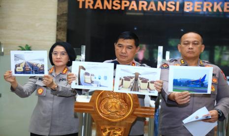 Karo Penmas Humas Mabes Polri Brigadir Jenderal (Brigjen) Ahmad Ramadhan menunjukkan gambar pesawat yang dibeli Polri, Jumat (14/7/2023).