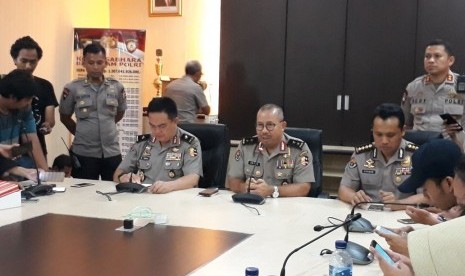 Karo Penmas Polri, Brigjen Muhammad Iqbal dan Kepala Divisi Humas Mabes Polri, Irjen Setyo Wasisto memberikan konferensi pers terkait perkembangan pascakerusuhan di Rutan Brimob di Markas Direktorat Polisi Satwa Baharkam Mabes Polri, Kelapa Dua, Depok, Rabu (9/5) malam. 