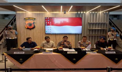 Karopenmas Divhumas Polri Brigjen Pol Ahmad Ramadhan didampingi Kabid Humas Polda Jabar, Dansat Brimob Polda Jabar, Dirkrimum dan Densus 88 memaparkan perkembangan terbaru kasus bom bunuh diri Astana Anyar, Rabu (21/12/2022). 